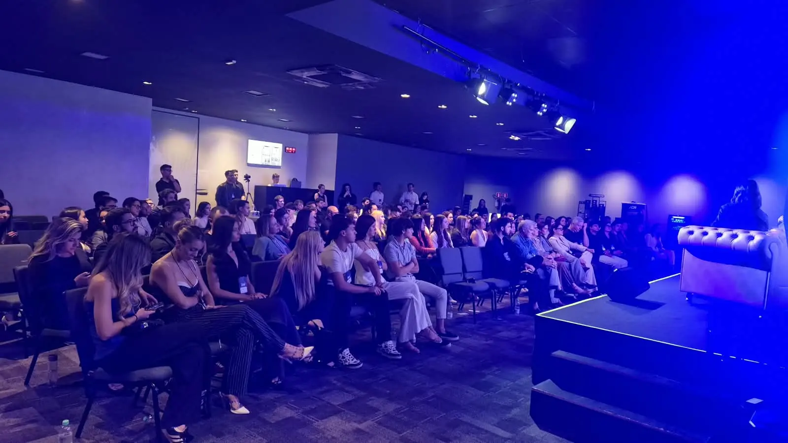 Público acompanhando uma apresentação no Auditório Alpha Prime