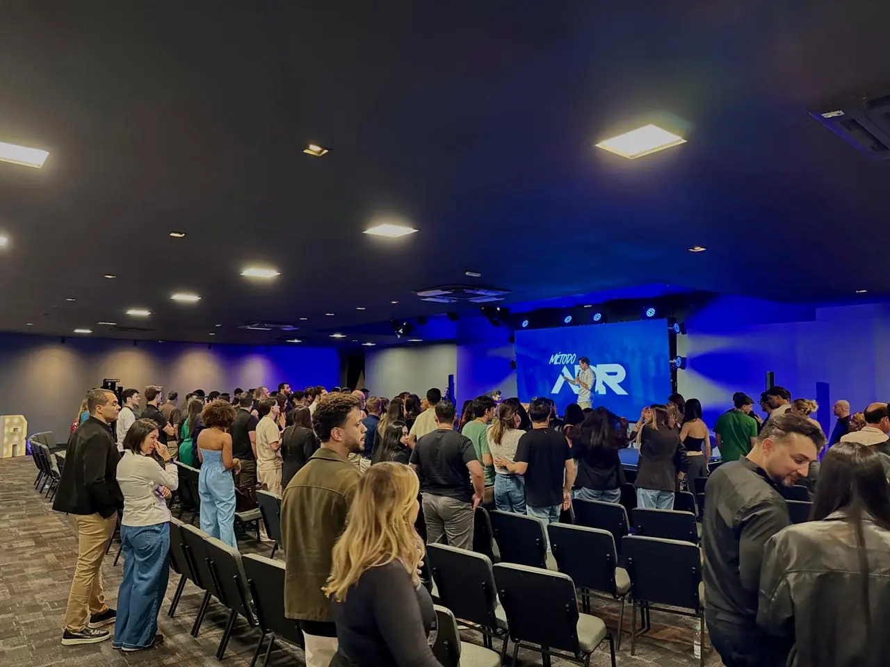 Participantes reunidos no auditório durante um evento