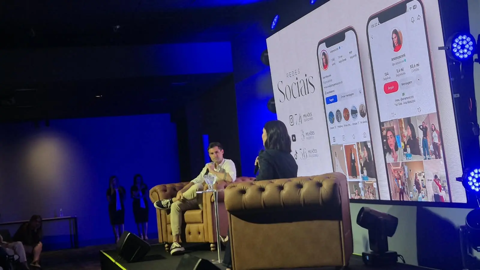 Conversa no palco durante uma apresentação